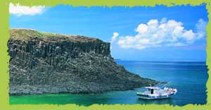 小雞善嶼是一典型頂面平坦而周圍陡峭的方山島嶼
