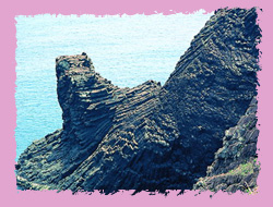 不同方向的玄武岩柱狀節理形成酷似石獅的外貌-七美島大獅風景區