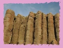 歷經歲月的洗禮，柱狀玄武岩呈現褐紅的色澤-桶盤嶼