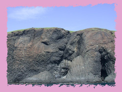 緻密玄武岩受海蝕作用後，岩石表面的質地形成多樣的變化-七美島東崁
