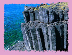 筆直雄偉的柱狀玄武岩，質地堅硬、緻密，經年累月屹立不搖-西吉嶼